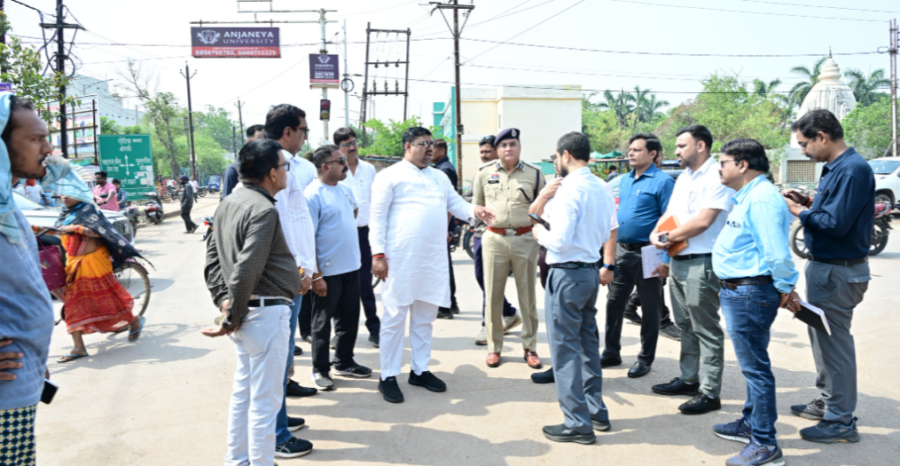 Durg Traffic Management के तहत दुर्ग शहर में चौक निरीक्षण करते मंत्री गजेन्द्र यादव