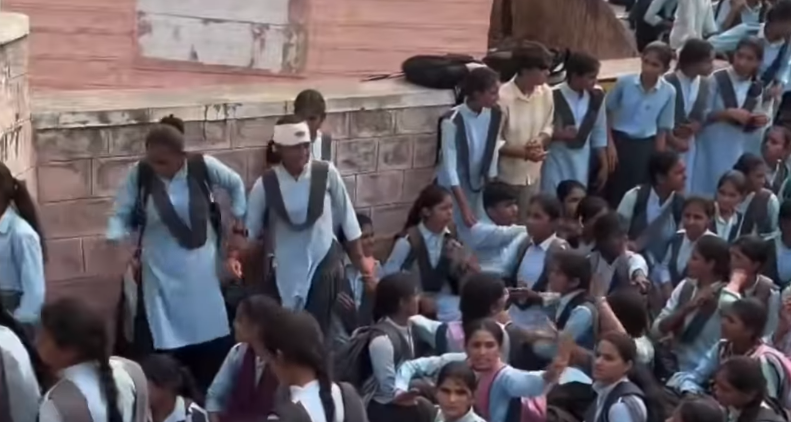 Rajasthan Teacher Shortage: जालोर के पीएम श्री सरकारी स्कूल में शिक्षकों की कमी पर छात्राओं का प्रदर्शन