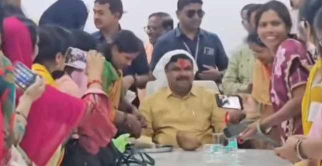 Chhattisgarh Teachers Protest के दौरान दुर्ग में जुटे हजारों शिक्षक और शिक्षा मंत्री गजेंद्र यादव