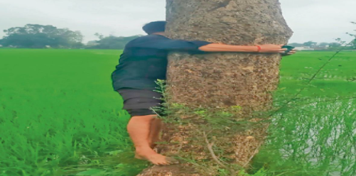 Digital Crop Survey में दुर्ग जिले के खेतों की डिजिटल गिरदावरी करते सर्वेयर