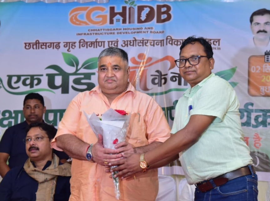 Ek Ped Maa Ke Naam अभियान के तहत अंबिकापुर के सरगवां में पौधरोपण और विकास कार्यों का लोकार्पण